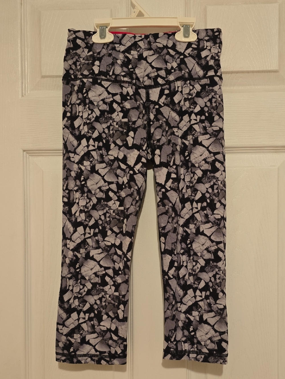 Victoria's Secret Black & White Fragment Print Capri Leggings